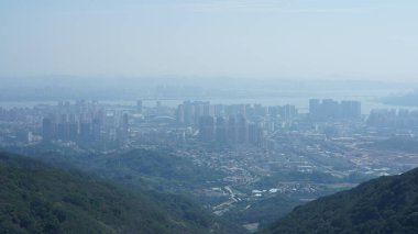 Şehrin etrafındaki tepenin üstünden şehrin manzarası.