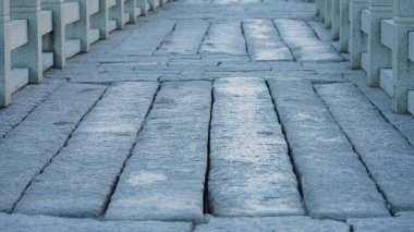 300 yıl önce iş yapmak için inşa edilen eski uzun taş köprü. 