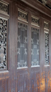 Eski ahşap pencereler Çin 'de oyulmuş güzel heykellerle dolu.