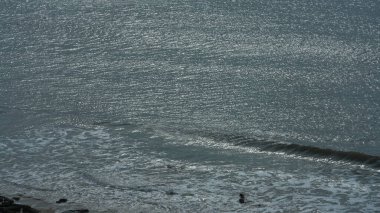 Okyanus sahili manzarası, kaya kıyısı ve gelgit dalgaları.