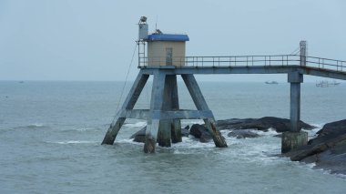 Okyanus sahili manzarası, kaya kıyısı ve gelgit dalgaları.
