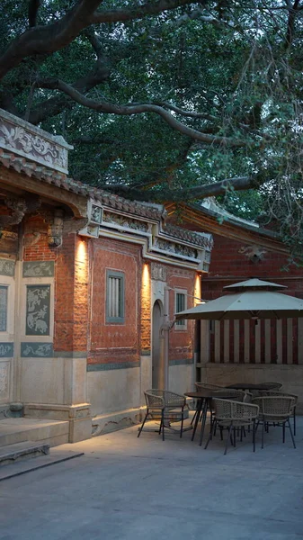 Eski balıkçı köyü manzarası Çin 'in güneyinde okyanus kıyısı boyunca geleneksel mimari ile