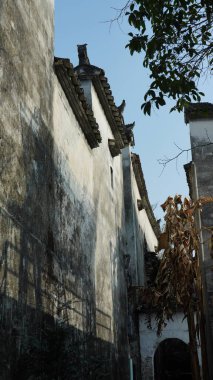 Çin 'in eski köyündeki eski ahşap evde güneş ışığı.