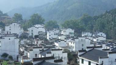 Çin 'in güneyinde eski köy ve dağlarla güzel bir kır manzarası.