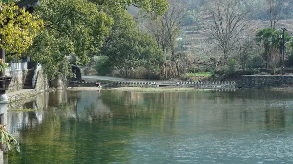 Eski köy binalarının Çin 'in güneyindeki suda yansıdığı güzel kırsal manzara.
