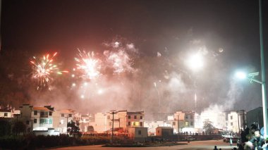 Kırsal bölgedeki geleneksel Çin bahar festivalini kutlamak için düzenlenen güzel havai fişek gösterisi.