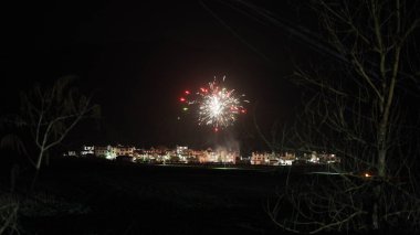 Kırsal bölgedeki geleneksel Çin bahar festivalini kutlamak için düzenlenen güzel havai fişek gösterisi.