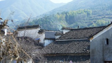 Çin 'in güneyinde eski köy ve dağlarla güzel bir kır manzarası.