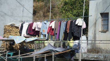 Çin 'in güneyindeki eski köyde beyaz duvarı ve siyah saçakları olan eski ahşap ev.