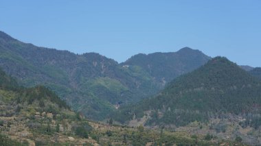 Çin 'in güneyinde eski köy ve dağlarla güzel bir kır manzarası.