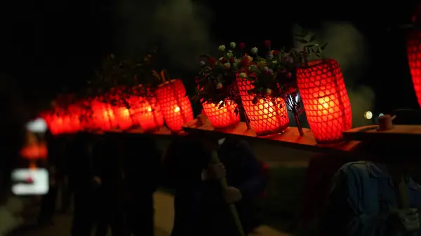 Ejderha ışıkları geleneksel Çin bahar festivali boyunca kırmızı fenerlerden yapılmış.