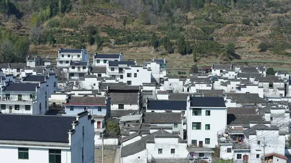 Çin 'in güneyinde eski köy ve dağlarla güzel bir kır manzarası.
