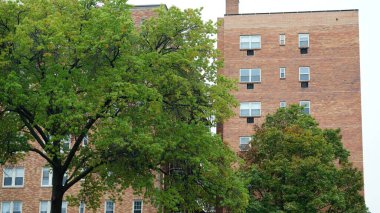 Şehrin eski ve tarihi binasının olduğu sokak manzarası.