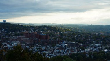 Amerika 'nın Pittsburgh kentindeki bir tepenin en güzel manzarası.