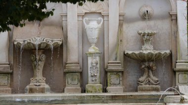 İçinde çeşmeler olan eski güzel bahçe.