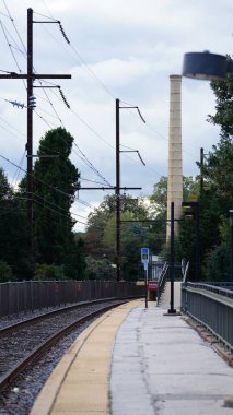 Arka plan olarak paralel demir rayları ve platformu olan demiryolu görünümü