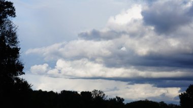 Beyaz bulutlar ve mavi gökyüzü arkaplan olarak gökyüzü görüntüsü