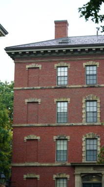 Renkli ağaçlar ve yapraklarla dolu güzel kampüs sonbahar manzarası yağmurlu bir günde