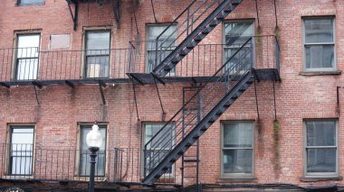 Şehir manzarası Yağmurlu bir günde eski binalar ve caddeler