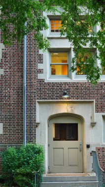 Sonbaharda renkli ağaçlar ve yapraklarla güzel kampüs manzarası.