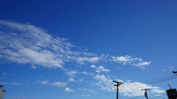 Krásný Výhled Oblohu Bílými Mraky Modrou Oblohou Slunečný Den — Stock fotografie