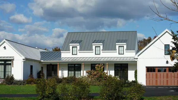 Der Schöne Blick Auf Das Haus Mit Dem Warmen Sonnenlicht lizenzfreie Stockbilder