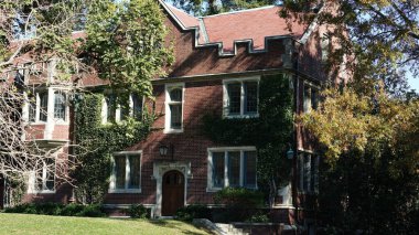 Amerika 'da eski binalar ve sonbahar yapraklarıyla güzel bir üniversite kampüs manzarası.