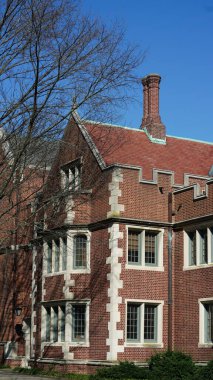 Amerika 'da eski binalar ve sonbahar yapraklarıyla güzel bir üniversite kampüs manzarası.