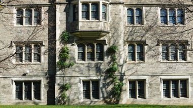 Amerika 'da eski binalar ve sonbahar yapraklarıyla güzel bir üniversite kampüs manzarası.