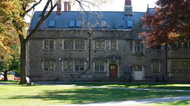 Amerika 'da eski binalar ve sonbahar yapraklarıyla güzel bir üniversite kampüs manzarası.