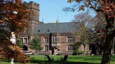 Amerika 'da eski binalar ve sonbahar yapraklarıyla güzel bir üniversite kampüs manzarası.