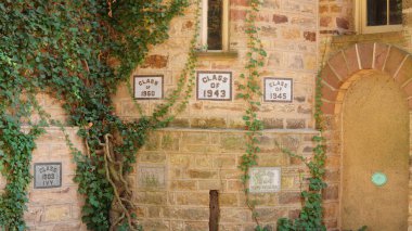 Amerika 'da eski binalar ve sonbahar yapraklarıyla güzel bir üniversite kampüs manzarası.