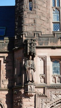 Amerika 'da eski binalar ve sonbahar yapraklarıyla güzel bir üniversite kampüs manzarası.