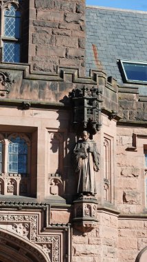 Amerika 'da eski binalar ve sonbahar yapraklarıyla güzel bir üniversite kampüs manzarası.