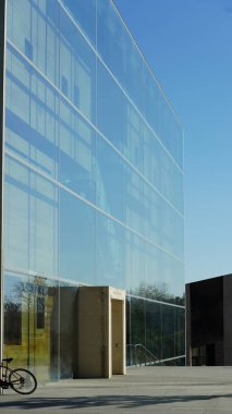 Üniversite binaları kampüste sıcak güneş ışığı altında.