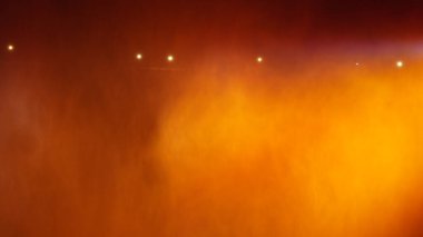 Güzel Niagara Şelalesi manzarası. Geceleri renkli ışıklar açık.