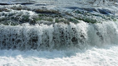 Sonbaharda akan sular ve renkli ormanlarla dolu güzel nehir manzarası.