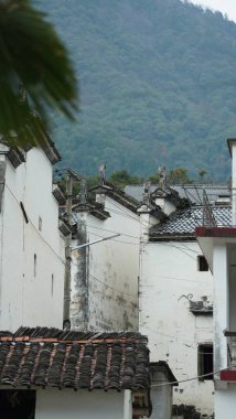 Klasik mimari ve dar şeritli güzel geleneksel Çin köyü manzarası