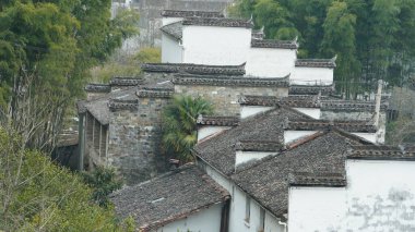 Klasik mimari ve dar şeritli güzel geleneksel Çin köyü manzarası