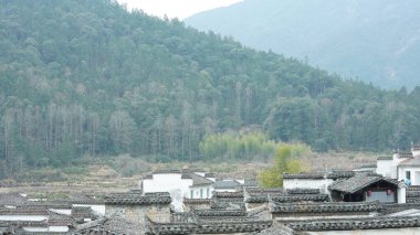 Klasik mimari ve dar şeritli güzel geleneksel Çin köyü manzarası