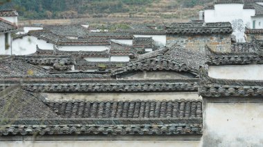 Klasik mimari ve dar şeritli güzel geleneksel Çin köyü manzarası