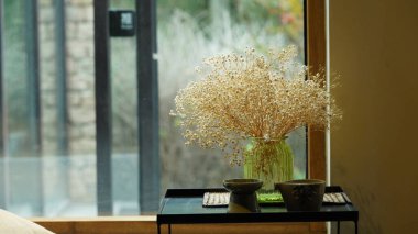 Kurumuş çiçek desenli otelin iç manzarası. 