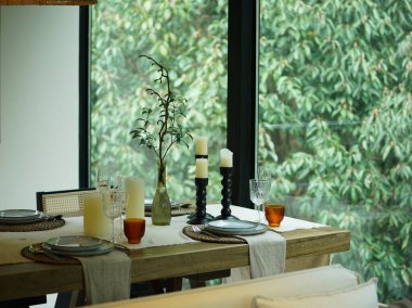 Yeşil bambu ormanları ve Çin kırsalının arka planında küçük kır yolu olan güzel dağlar manzaralar.