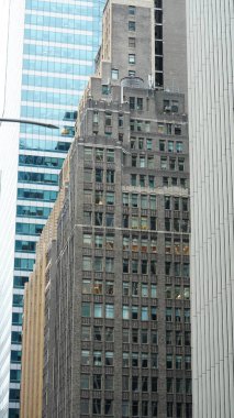 Arka planda gökdelenler ve eski binalar olan New York şehri manzarası.