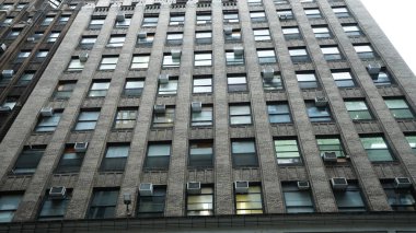 Arka planda gökdelenler ve eski binalar olan New York şehri manzarası.