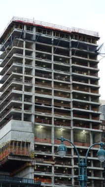 Arka planda gökdelenler ve eski binalar olan New York şehri manzarası.