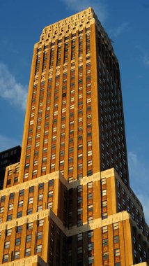Arka planda gökdelenler ve eski binalar olan New York şehri manzarası.