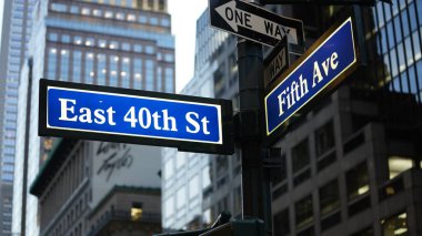 Manhattan sokaklarındaki yol işaretleri New York 'ta