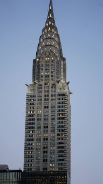 Arka planda gökdelenler ve eski binalar olan New York şehri manzarası.