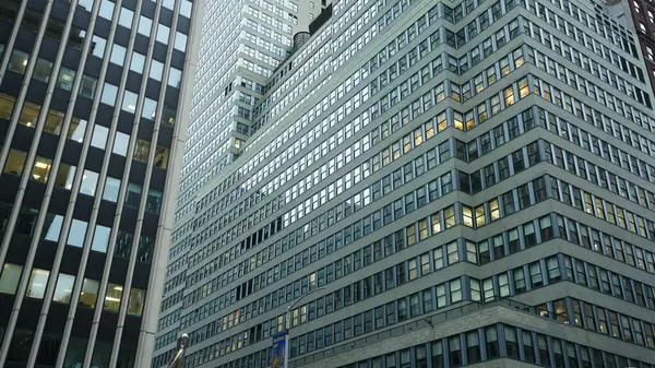 Arka planda gökdelenler ve eski binalar olan New York şehri manzarası.